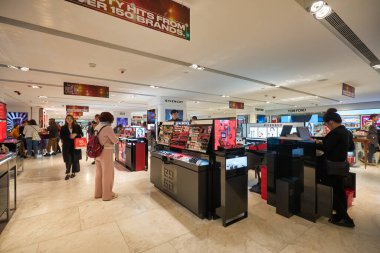 HONG KONG - CIRCA Aralık 2019: Harbour City alışveriş merkezinde kişisel bakım ürünleri sergileniyor.
