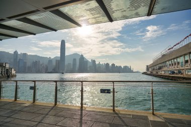 HONG KONG - CIRCA, 2019: Gündüz vakti Tsim Sha Tsui 'de görülen Hong Kong Adası manzarası