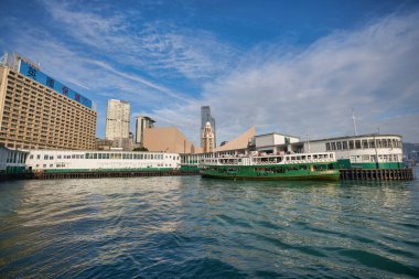 HONG KONG - CRCA, 2019: Gündüz vakti Star Ferry için Tsim Sha Tsui Feribot İskelesi manzarası