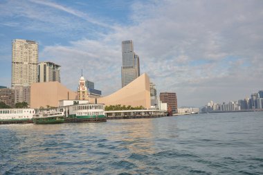 HONG KONG - CRCA, 2019: Gündüz vakti Star Ferry için Tsim Sha Tsui Feribot İskelesi manzarası