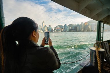 HONG KONG - CIRCA, 2019: Hong Kong 'da Victoria Limanı' ndan geçen bir Star Feribottaki kadın