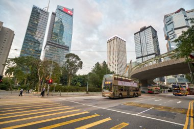HONG KONG - CIRCA Aralık 2019: Hong Kong sokak manzarası