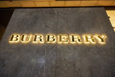 HONG KONG - CIRCA Aralık 2019: Hong Kong 'da görülen Burberry tabelasını yakın çekim.