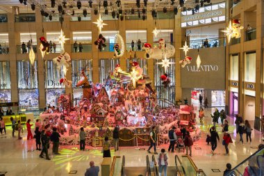 HONG KONG - CIRCA Aralık 2019: Hong Kong 'daki Landmark ticari kompleksinin iç çekimi.