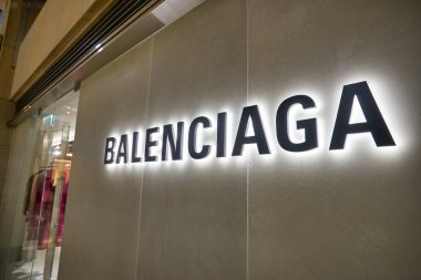HONG KONG - CIRCA Aralık 2019: Landmark ticari kompleksindeki mağazada görülen Balenciaga tabelasının yakın çekimi.