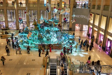 HONG KONG - CIRCA Aralık 2019: Hong Kong 'daki Landmark ticari kompleksinin iç çekimi.