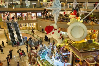 HONG KONG - CIRCA Aralık 2019: Hong Kong 'daki Landmark ticari kompleksinin iç çekimi.
