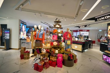 HONG KONG - CIRCA Aralık 2019: Harvey Nichols 'un Hong Kong' daki Landmark ticari kompleksindeki iç çekimi.