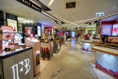 HONG KONG - CIRCA Aralık 2019: Harvey Nichols 'un Hong Kong' daki Landmark ticari kompleksindeki iç çekimi.