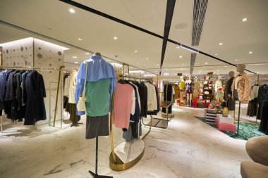HONG KONG - CIRCA Aralık 2019: Harvey Nichols 'un Hong Kong' daki Landmark ticari kompleksindeki iç çekimi.
