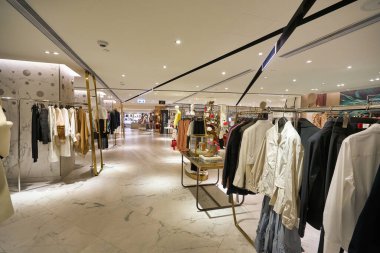 HONG KONG - CIRCA Aralık 2019: Harvey Nichols 'un Hong Kong' daki Landmark ticari kompleksindeki iç çekimi.