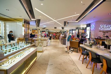 HONG KONG - CIRCA Aralık 2019: Harvey Nichols 'un Hong Kong' daki Landmark ticari kompleksindeki iç çekimi.