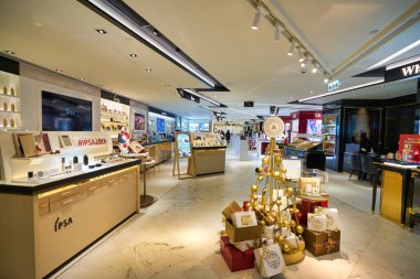 HONG KONG - CIRCA Aralık 2019: Harvey Nichols 'un Hong Kong' daki Landmark ticari kompleksindeki iç çekimi.