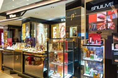 HONG KONG - CIRCA Aralık 2019: Harvey Nichols 'un Hong Kong' daki Landmark ticari kompleksindeki iç çekimi.