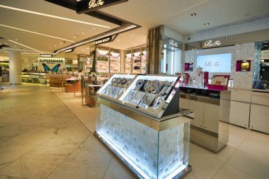 HONG KONG - CIRCA Aralık 2019: Harvey Nichols 'un Hong Kong' daki Landmark ticari kompleksindeki iç çekimi.