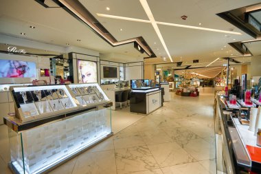 HONG KONG - CIRCA Aralık 2019: Harvey Nichols 'un Hong Kong' daki Landmark ticari kompleksindeki iç çekimi.