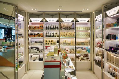 HONG KONG - CIRCA Aralık 2019: Harvey Nichols 'un Hong Kong' daki Landmark ticari kompleksindeki iç çekimi.