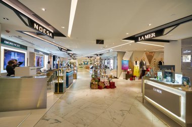 HONG KONG - CIRCA Aralık 2019: Harvey Nichols 'un Hong Kong' daki Landmark ticari kompleksindeki iç çekimi.