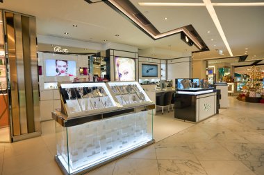 HONG KONG - CIRCA Aralık 2019: Harvey Nichols 'un Hong Kong' daki Landmark ticari kompleksindeki iç çekimi.