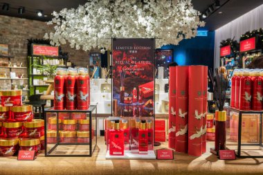 HONG KONG - CIRCA, 2019: Hong Kong 'daki IFC alışveriş merkezindeki mağazada ayin ürünleri sergileniyor.