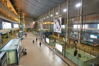 HONG KONG - CIRCA Aralık 2019: Hong Kong 'daki MTR istasyonunun iç çekimi. MTR (Mass Transit Demiryolu) Hong Kong 'a hizmet veren büyük bir toplu taşıma ağıdır..