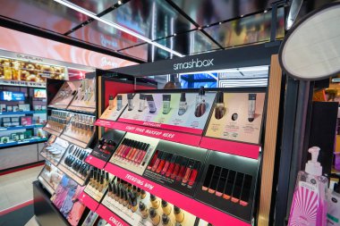 HONG KONG - CIRCA Aralık 2019: Sephora Hong Kong 'un IFC AVM' deki yeni sancak gemisi mağazasının iç çekimi. Sephora, Fransız çokuluslu kişisel bakım ve güzellik ürünleri perakendecisi.