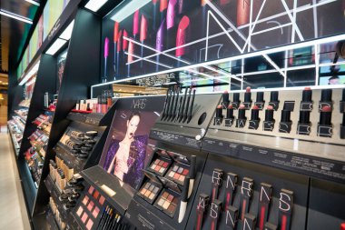 HONG KONG - CIRCA Aralık 2019: Sephora Hong Kong 'un IFC AVM' deki yeni sancak gemisi mağazasının iç çekimi. Sephora, Fransız çokuluslu kişisel bakım ve güzellik ürünleri perakendecisi.