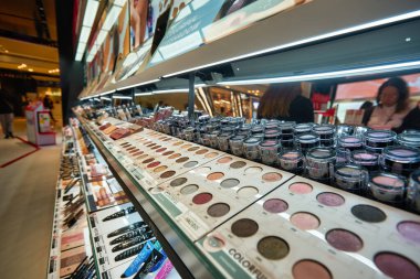 HONG KONG - CIRCA Aralık 2019: Sephora Hong Kong 'un IFC AVM' deki yeni sancak gemisi mağazasının iç çekimi. Sephora, Fransız çokuluslu kişisel bakım ve güzellik ürünleri perakendecisi.