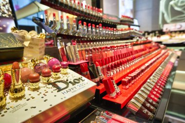 HONG KONG - CIRCA Aralık 2019: Hong Kong 'daki IFC alışveriş merkezindeki Dior mağazasının içi.