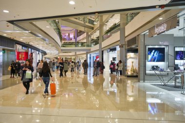 HONG KONG - CIRCA Aralık 2019: IFC AVM 'nin içi, 4 katlı lüks bir alışveriş merkezi, birçok lüks perakende markası ve çok çeşitli restoranı olan.