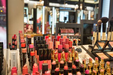 HONG KONG - CIRCA Aralık 2019: IFC 'deki Bobbi Brown mağazasının iç çekimleri.