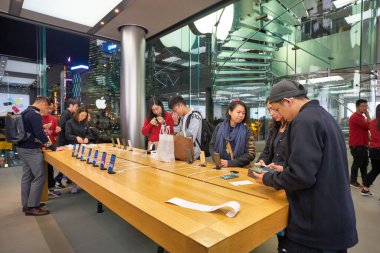 HONG KONG - CIRCA Aralık 2019: Hong Kong 'daki Apple ifc alışveriş merkezi. 