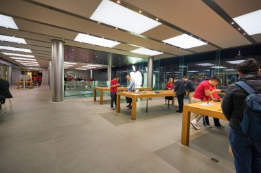 HONG KONG - CIRCA Aralık 2019: Hong Kong 'daki Apple ifc alışveriş merkezi. 