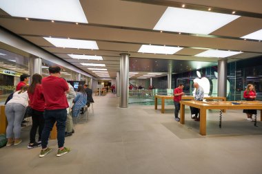 HONG KONG - CIRCA Aralık 2019: Hong Kong 'daki Apple ifc alışveriş merkezi. 