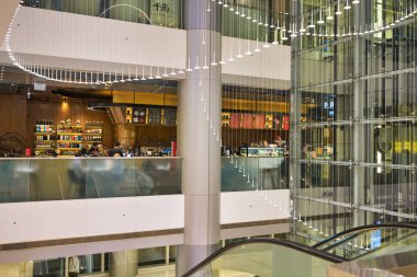 HONG KONG - CIRCA Aralık 2019: IFC AVM 'nin içi, 4 katlı lüks bir alışveriş merkezi, birçok lüks perakende markası ve çok çeşitli restoranı olan.