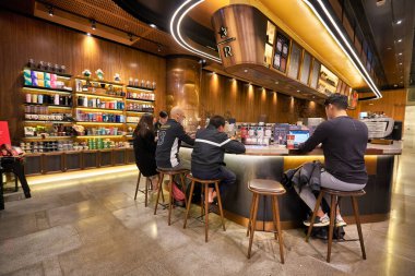 HONG KONG - CIRCA Aralık 2019: Hong Kong 'daki Starbucks Reserve' in iç çekimi.