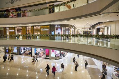 HONG KONG - CIRCA Aralık 2019: IFC AVM 'nin içi, 4 katlı lüks bir alışveriş merkezi, birçok lüks perakende markası ve çok çeşitli restoranı olan.