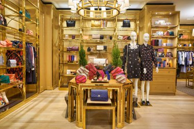 HONG KONG - CIRCA Aralık 2019: Hong Kong 'daki IFC AVM' deki Tory Burch mağazasının iç çekimi