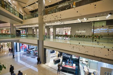 HONG KONG - CIRCA Aralık 2019: IFC AVM 'nin içi, 4 katlı lüks bir alışveriş merkezi, birçok lüks perakende markası ve çok çeşitli restoranı olan.