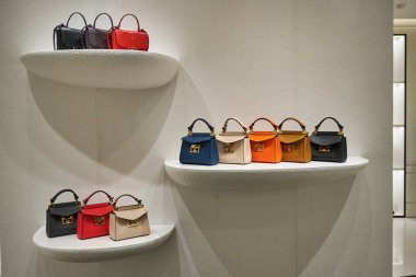 HONG KONG - CIRCA Aralık 2019: Hong Kong 'daki IFC AVM' deki Givenchy mağazasının içi