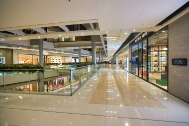 HONG KONG - CIRCA Aralık 2019: IFC AVM 'nin içi, 4 katlı lüks bir alışveriş merkezi, birçok lüks perakende markası ve çok çeşitli restoranı olan.