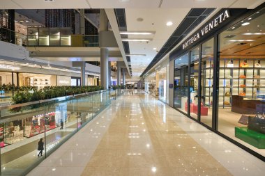 HONG KONG - CIRCA Aralık 2019: IFC AVM 'nin içi, 4 katlı lüks bir alışveriş merkezi, birçok lüks perakende markası ve çok çeşitli restoranı olan.