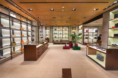 HONG KONG - CIRCA Aralık 2019: Hong Kong 'daki IFC AVM' deki Bottega Veneta mağazasının içi.