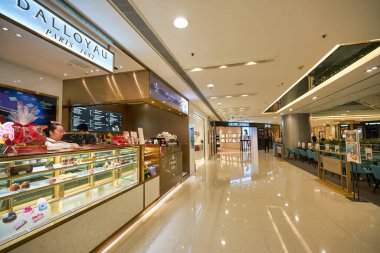 HONG KONG - CIRCA Aralık 2019: IFC AVM 'nin içi, 4 katlı lüks bir alışveriş merkezi, birçok lüks perakende markası ve çok çeşitli restoranı olan.