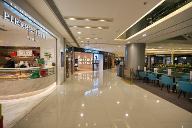 HONG KONG - CIRCA Aralık 2019: IFC AVM 'nin içi, 4 katlı lüks bir alışveriş merkezi, birçok lüks perakende markası ve çok çeşitli restoranı olan.