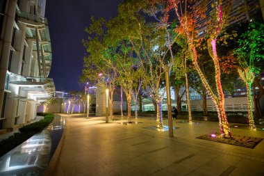 HONG KONG - CIRCA ARALIK, 2019: IFC Çatı, gece görüldüğü gibi.