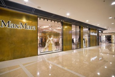 HONG KONG - CIRCA Aralık 2019: Hong Kong 'daki IFC AVM' de Max Mara mağaza önü