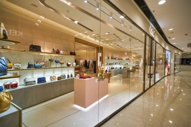 HONG KONG - CIRCA Aralık 2019: Hong Kong 'daki IFC AVM' deki Chloe mağazasında görülen eşyalar