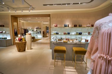 HONG KONG - CIRCA Aralık 2019: Hong Kong 'daki IFC AVM' deki Chloe mağazasında sergilenen mallar