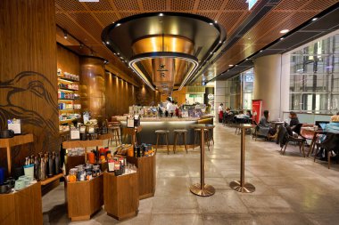 HONG KONG - CIRCA Aralık 2019: Hong Kong 'daki Starbucks Reserve' in iç çekimi.
